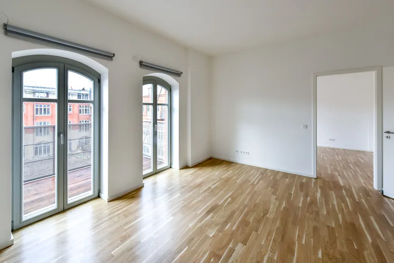 Charmantes Wohnen an der Spree! Moderne 2 Zimmer mit Balkon in historischem Areal — photo 1